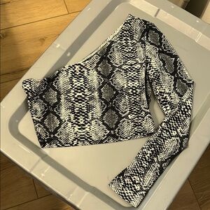 SHEIN One-Shoulder Snake Print Top